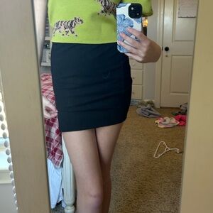 black fitted skirt